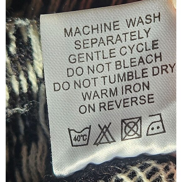 64 Sixty Five Knit Fringe Poncho – Boho Cozy, Cabincore, Fall Streetwear - Picture 9 of 10